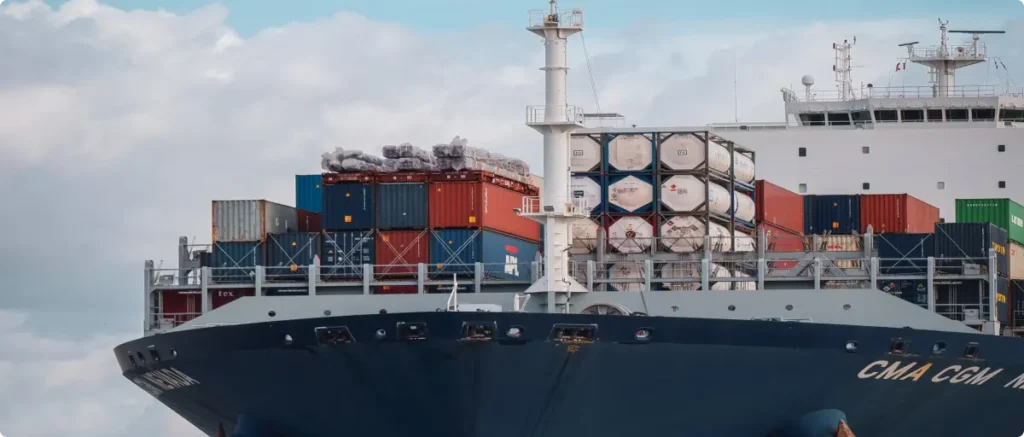 Ein Bild mit einem Containerschiff zum Thema Import