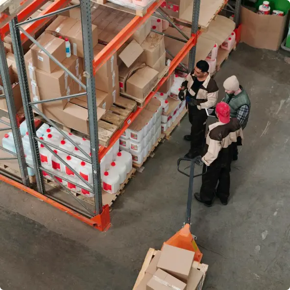 Ein Bild eines Import Warenlagers mit 3 Arbeitern vor einem Regal